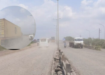 उड्डाणपूलावरून चालकांचा धुरळ्यामधून प्रवास