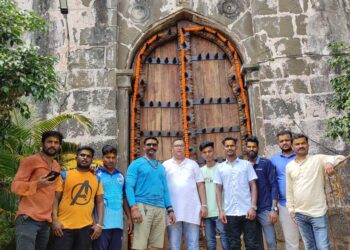 विजयादशमीच्या मुहूर्तावर कुलाबा किल्यावर शिवभक्तांनी बांधले तोरण, किल्ल्यावरील तोफांचेही केले पूजन