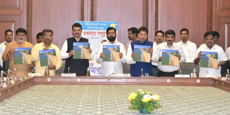 “समग्र रायगड” कॉफी टेबल बुकचे मुख्यमंत्री, उपमुख्यमंत्र्यांच्या हस्ते प्रकाशन