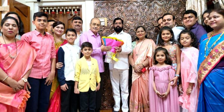 मुख्यमंत्र्यांनी घेतले आप्पासाहेब धर्माधिकारी यांचे आशीर्वाद