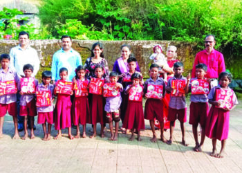 आदिवासी विद्यार्थ्यांना जीवनावश्यक वस्तूचे वाटप