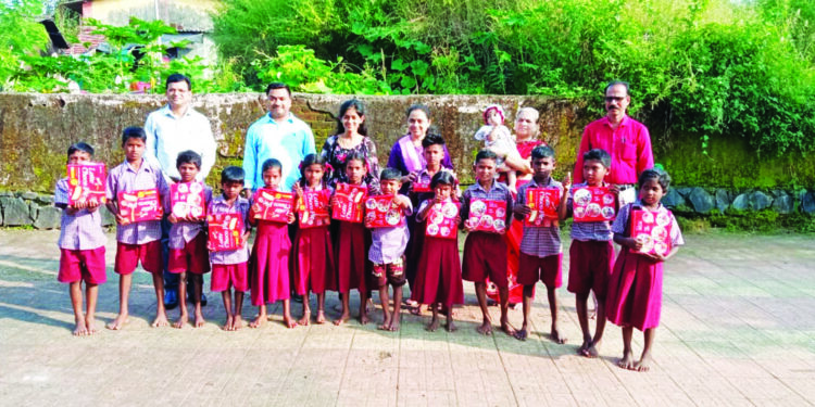 आदिवासी विद्यार्थ्यांना जीवनावश्यक वस्तूचे वाटप