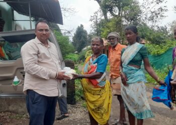 आदिवासींना धान्य किटचे वाटप