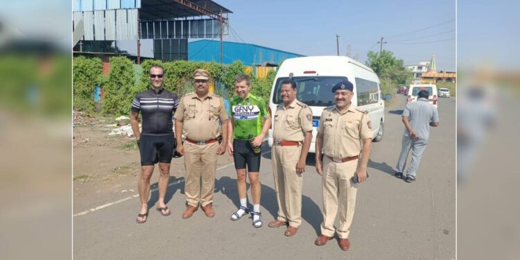 अमेरीकन राजदुतांसाठी वाहतूक रोखली