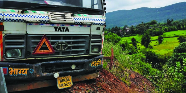 घोणसे घाटात पुन्हा अपघातांची मालिका