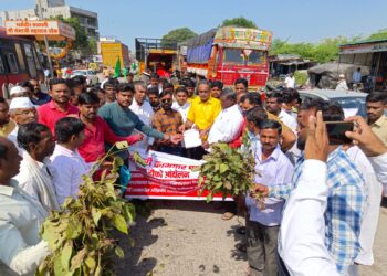 नुकसानग्रस्त शेतकर्‍यांसाठी शेकाप रस्त्यावर