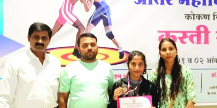 कुस्ती स्पर्धेत अभिनव प्रशालेचे यश