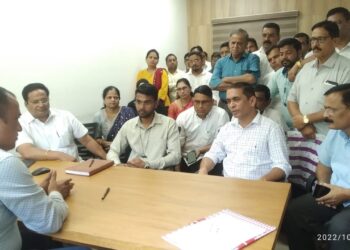 पालिका प्रशासनावर महाडकर नाराज; मुख्याधिकारी कार्यालयावर धडक
