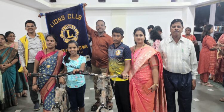 लायन्स क्लब मांडवातर्फे सायकल वाटप