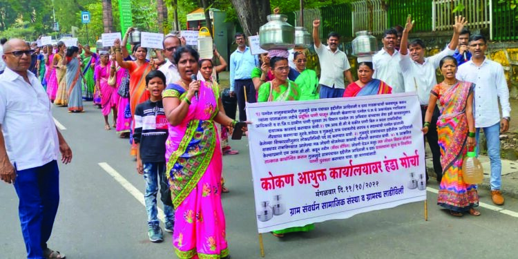 शुद्ध पाण्यासाठी गुळसुंदे ग्रामस्थांचा हंडा मोर्चा