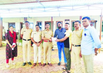 फसवणूक झालेल्या युवकाला दोन लाखाची रक्कम परत