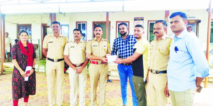 फसवणूक झालेल्या युवकाला दोन लाखाची रक्कम परत