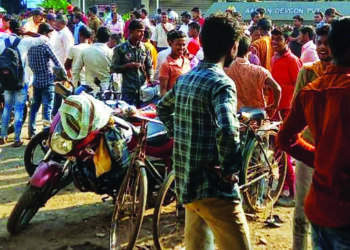 नाका कामगार रोजगाराच्या शोधात