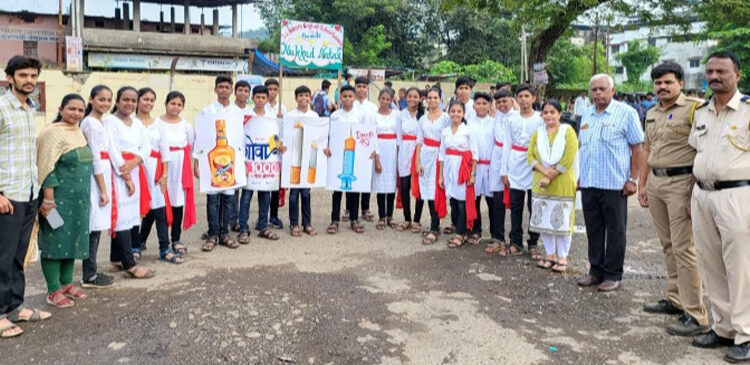जनजागृतीसाठी विद्यार्थी उतरले रस्त्यावर