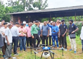 ड्रोनच्या माध्यमातून फवारणीचे प्रात्यक्षिक