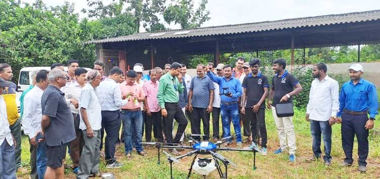 ड्रोनच्या माध्यमातून फवारणीचे प्रात्यक्षिक