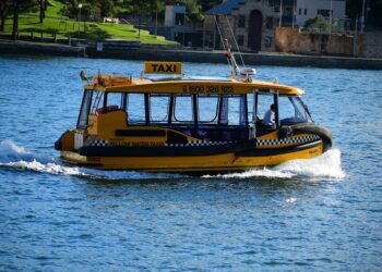 मुंबई-मांडवा वॉटर टॅक्सीचा शुभारंभ