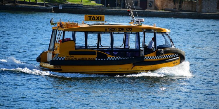 मुंबई-मांडवा वॉटर टॅक्सीचा शुभारंभ