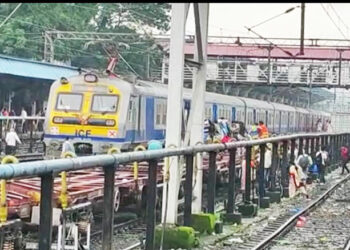 दिवा -रोहा पॅसेंजरने अचानक ट्रॅक बदलला; प्रवाशांची धावाधाव