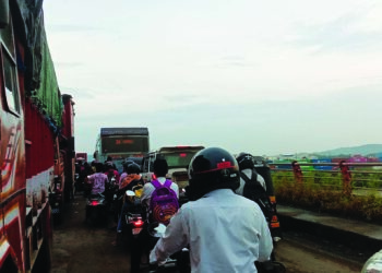 अवजड वाहतुकीमुळे खोपटा पुलाची कोंडी