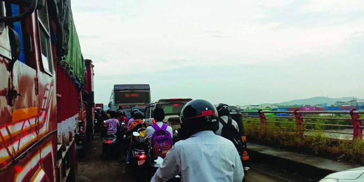 अवजड वाहतुकीमुळे खोपटा पुलाची कोंडी