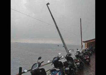 मोरा जेट्टीवर वीज पडून विजेचा खांब कळवंडला