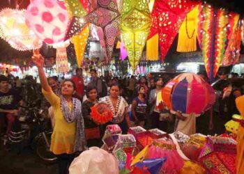 बाजारपेठेत पारंपरिक कंदिलांसह मातीच्या पणत्याकडे नागरिकांचा कल