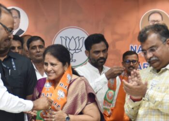 राष्ट्रवादीला भगदाड! पाली नगराध्यक्षांचा 34 सरपंचांसह भाजप प्रवेश