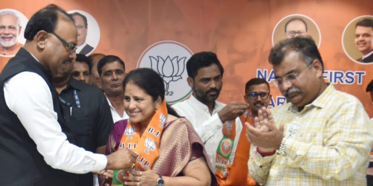 राष्ट्रवादीला भगदाड! पाली नगराध्यक्षांचा 34 सरपंचांसह भाजप प्रवेश