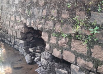 करचुंडे पुलाच्या भिंतीला भगदाड; दुर्घटनेची शक्यता