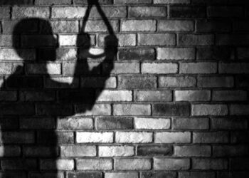 व्यावसायिकांच्या छळवणुकीमुळे एकाची आत्महत्या