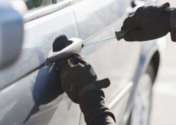 गाडीतून पाच मोबाईलसह रोकड लंपास