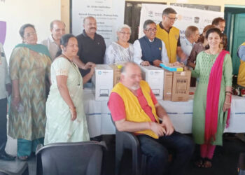 आरोग्य केंद्रासाठी इसीजी मशीन भेट