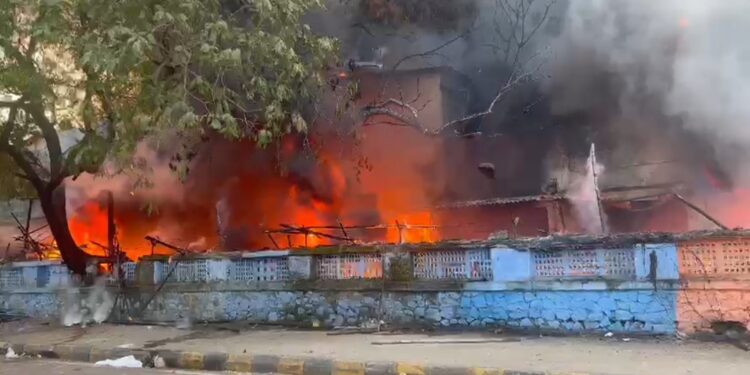 एपीएमसी फळ बाजारात भीषण आग