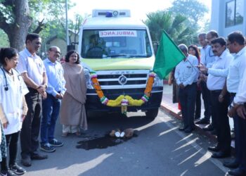 गेलची रुग्णवाहिका फिरणार दारोदारी