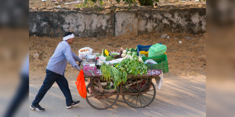 पथविक्रेत्यांवर कारवाईची टांगती तलवार; राष्ट्रीय फेरीवाला धोरण कागदावरच