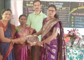 सेवानिवृत्त मदतनीस लता पाटील यांचा सत्कार