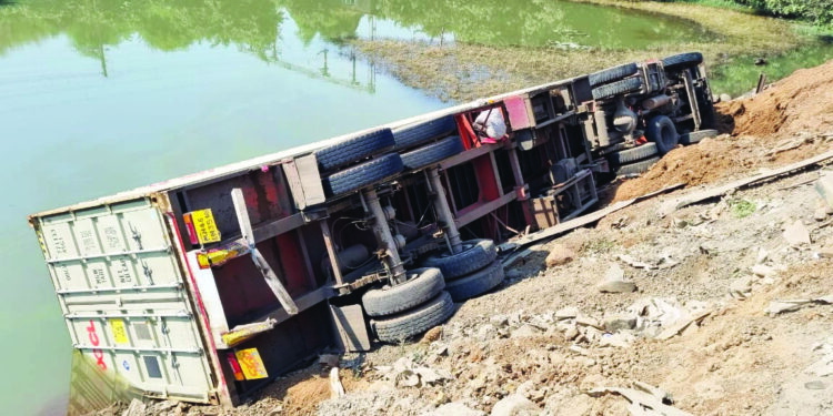 धुक्यामुळे महामार्गावर तीन अपघात