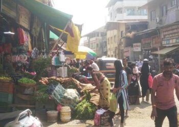 गाळे रिकामे, दुकाने थाटली रस्त्यावर