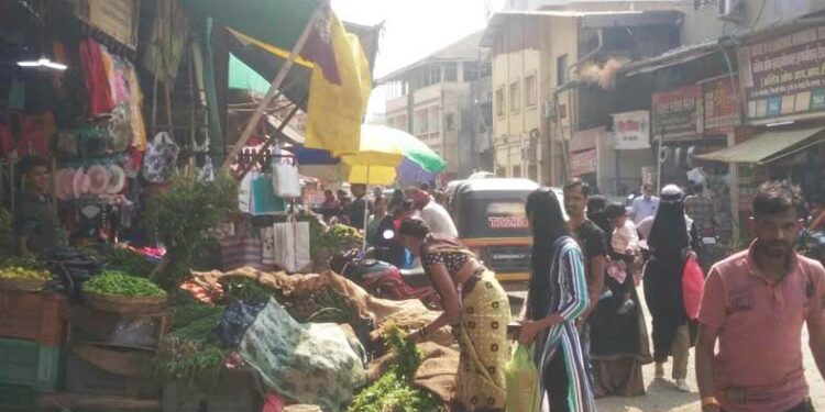 गाळे रिकामे, दुकाने थाटली रस्त्यावर