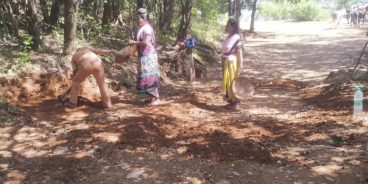 रस्त्यांची कामे युद्धपातळीवर सुरू