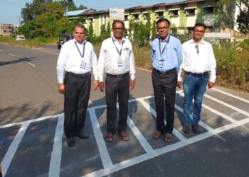 नेरळ विद्या मंदिर शाळेसमोर झेब्रा क्रॉसिंग