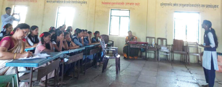 सुधागड तालुक्यातील वक्तृत्व स्पर्धेत मुलींचा डंका