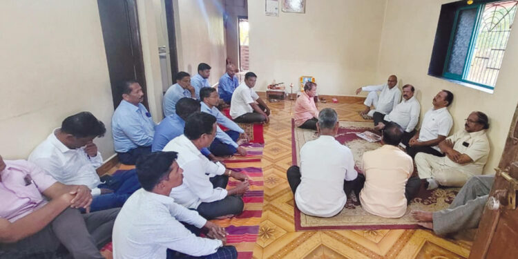 धैर्यशील पाटील, पंडित पाटील यांनी केले खांडेकर कुटुंबियांचे सांत्वन