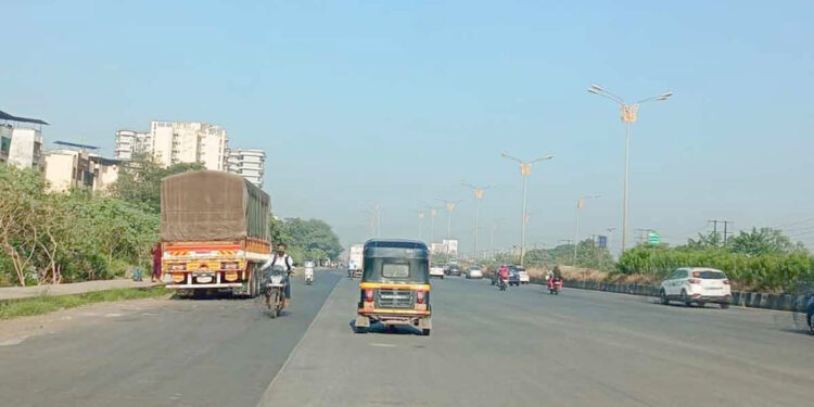 उड्डाणपुल दुरुस्तीमुळे बंद असल्याने उलट्याबाजूने बेकायदा प्रवास सूरु