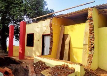 सरपंचांच्या तक्रारीनंतर अंगणवाडीचे पुन्हा बांधकाम