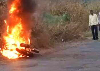 वावळोलीत मोटारसायकल जळून खाक