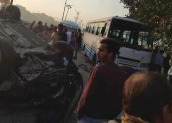 पाताळगंगा पुलावर बस-कारचा अपघात