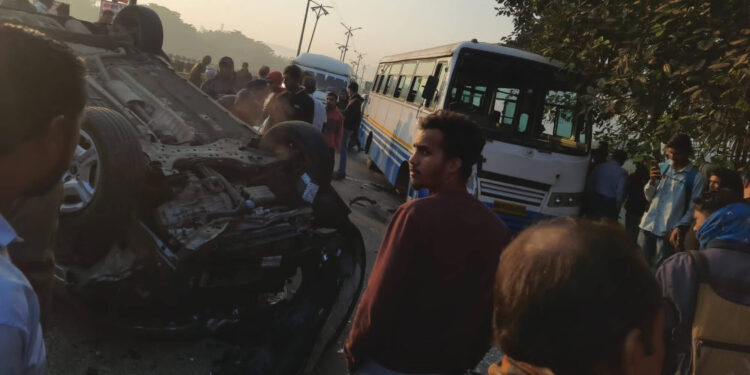 पाताळगंगा पुलावर बस-कारचा अपघात