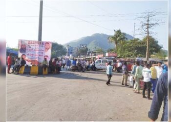 बेशिस्त वाहन पार्किंगमुळे नागरिकांना वाहतूक कोंडी